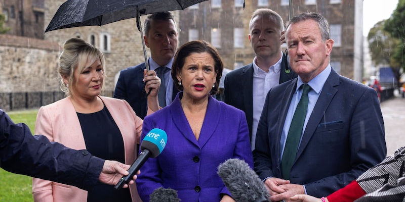 La vicepresidente del Sinn Féin Michelle O'Neill, la presidente Mary Lou McDonald e il funzionario di partito Conor Murphy prima di un incontro alla Camera dei Comuni a Londra, lo scorso 24 maggio (Dan Kitwood/ Getty Images)