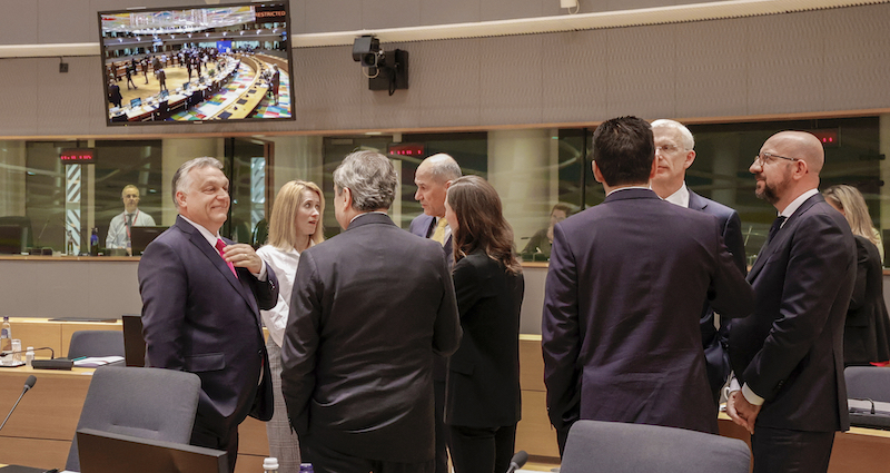 A sinistra, il primo ministro ungherese Viktor Orbán e, di spalle, il presidente del Consiglio italiano Mario Draghi, insieme ad altri capi di stato e ministri dell'Unione Europa, con il presidente del Consiglio europeo, Charles Michel, a destra (AP Photo/Olivier Matthys)