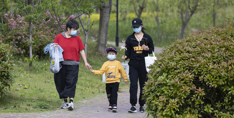 Alcune persone passeggiano in un parco a Shanghai (Hu Chengwei/Getty Images)