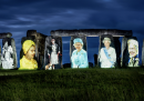 I ritratti della regina Elisabetta II proiettati sul monumento di Stonehenge, per il Platinum Jubilee