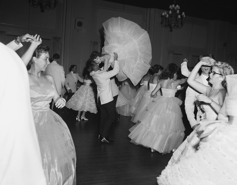 Il ballo di fine anno degli studenti della duPont Manual High School, Louisville (Kentucky), l'1 giugno 1957 
(AP Photo/HBL)