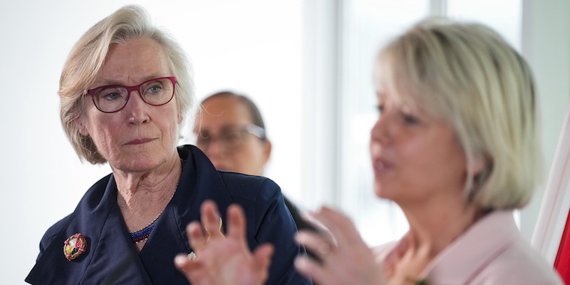 La ministra della Salute mentale e delle dipendenze canadese Carolyn Bennett insieme a Bonnie Henry, funzionaria delle autorità sanitarie locali in British Columbia, mentre annunciano la decriminalizzazione temporanea di alcune droghe nella provincia (Credit Image: © Darryl Dyck/The Canadian Press via ZUMA Press)