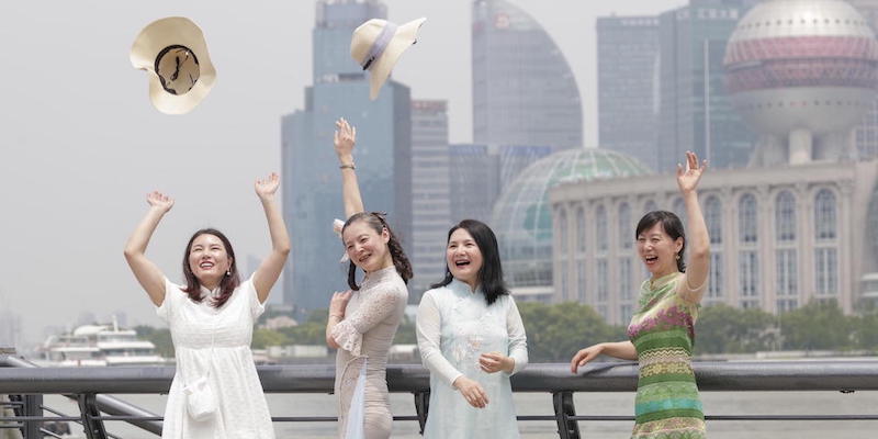 Quattro donne si fanno fotografare per festeggiare la riapertura, Shanghai, 1 giugno 
(EPA/ALEX PLAVEVSKI/ansa)