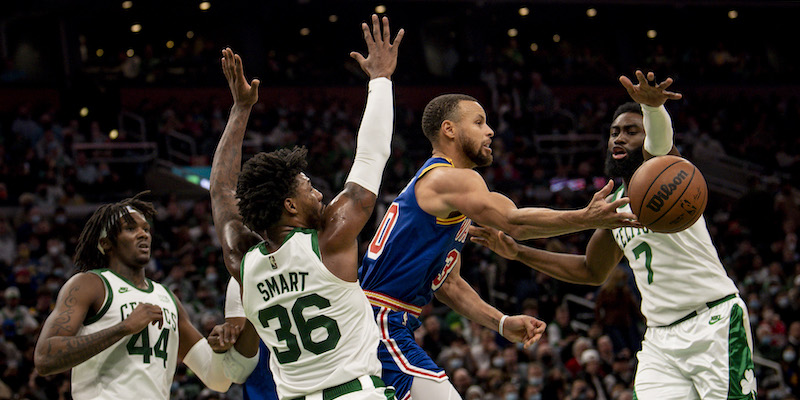 Stephen Curry tra la difesa di Boston lo scorso dicembre (Maddie Malhotra/Getty Images)