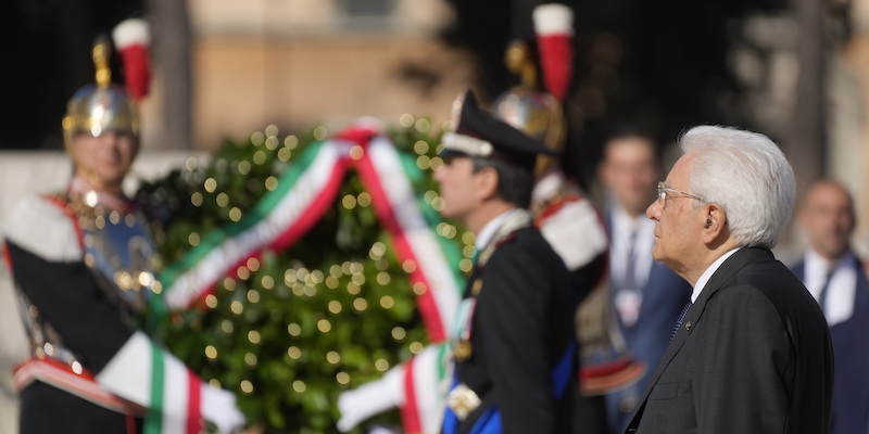 Il presidente della Repubblica Sergio Mattarella davanti al monumento al Milite Ignoto 
(AP Photo/ Gregorio Borgia)