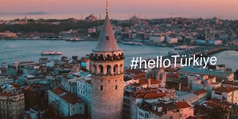 Uno screenshot del video promozionale "Hello Türkiye"