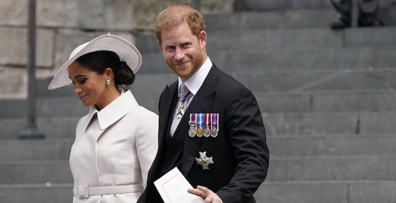 Il principe Harry e la moglie Meghan Markle, duca e duchessa del Sussex, dopo una messa alla cattedrale di Saint Paul durante il secondo giorno di festeggiamenti per il giubileo di platino. Londra, venerdì 3 giugno (AP Photo/ Alberto Pezzali)