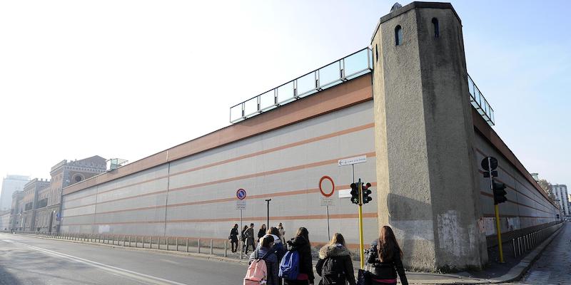 Le mura del carcere milanese di San Vittore (ANSA/DANIEL DAL ZENNARO)