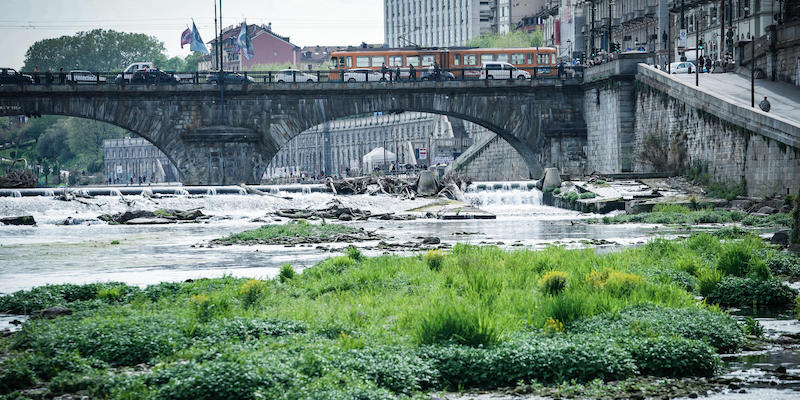 Il basso livello dell'acqua del fiume Po a Torino il 22 aprile 2022 (ANSA/TINO ROMANO)