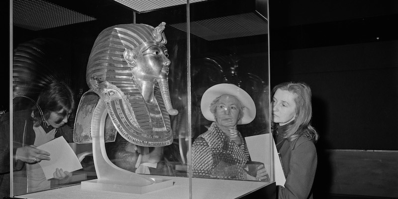La maschera di Tutankhamon esposta durante una mostra al British Museum di Londra, 28 marzo 1972 (Fox Photos/Hulton Archive/Getty Images)
