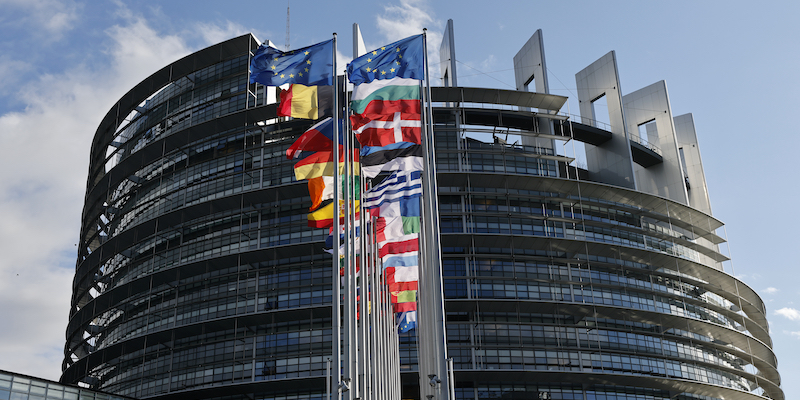 Il Parlamento europeo visto dall'esterno (AP Photo/Jean-Francois Badias)