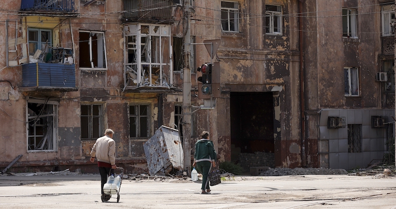 Abitanti di Mariupol con razioni d'acqua (AP Photo/Alexei Alexandrov)