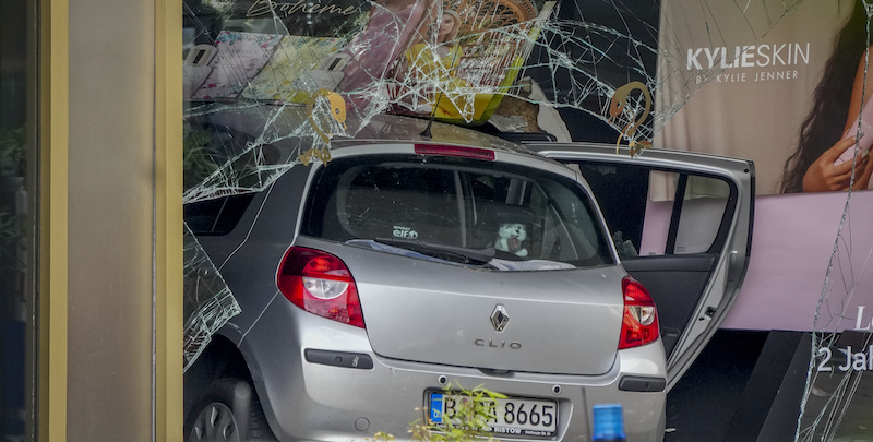 L'auto finita dentro un negozio dopo aver investito le persone (AP Photo/Michael Sohn)