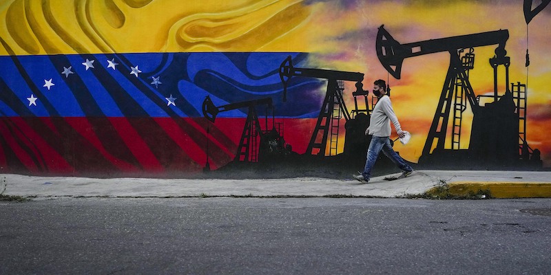 Un murale che raffigura pompe per l'estrazione del petrolio a Caracas, in Venezuela, il 21 maggio 2022 (AP Photo/Matias Delacroix)
