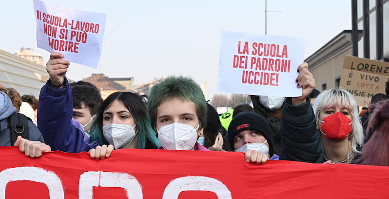 Un momento della manifestazione studentesca a Torino, 4 febbraio 2022 (ANSA/ALESSANDRO DI MARCO)