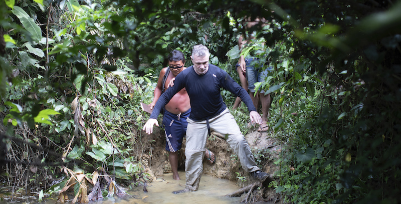 Dom Phillips insieme ad alcuni indigeni Yanomami, nel villaggio di Maloca Papiu, in Brasile (AP Photo/Joao Laet)