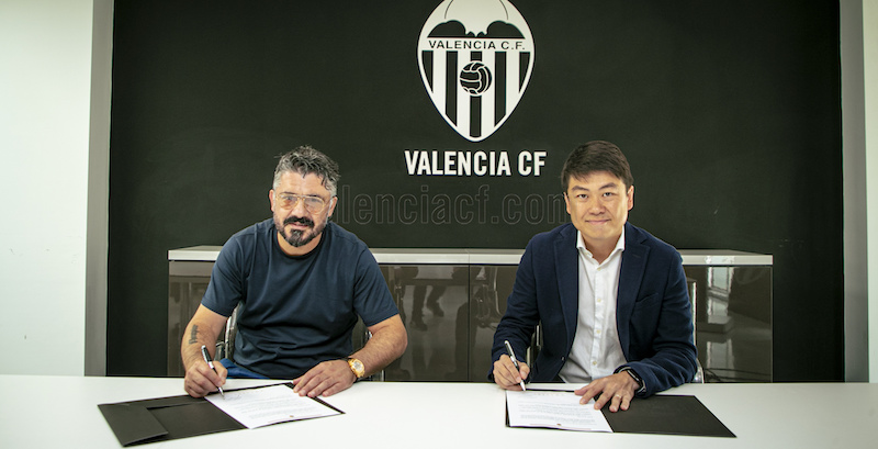Gennaro Gattuso durante la firma del contratto con il Valencia (Twitter/Valencia CF)