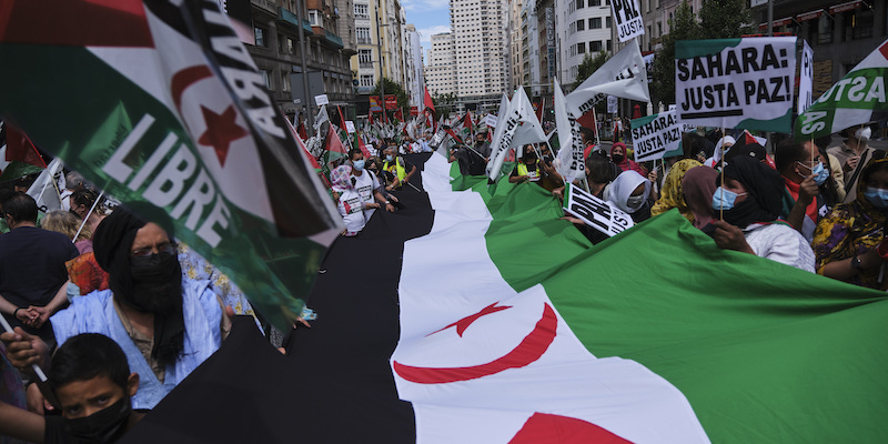 Manifestanti con bandiere Saharawi durante una manifestazione lo scorso anno a Madrid (Xaume Olleros/Getty Images)