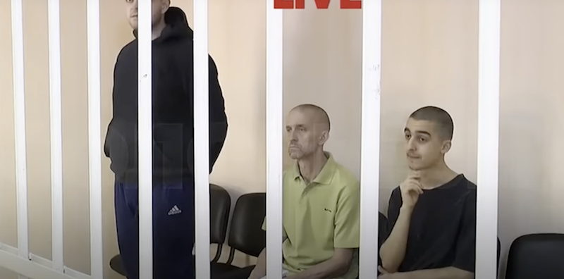 Le tre persone condannate a morte, durante il processo nel tribunale filorusso della repubblica autoproclamata di Donetsk (YouTube)
