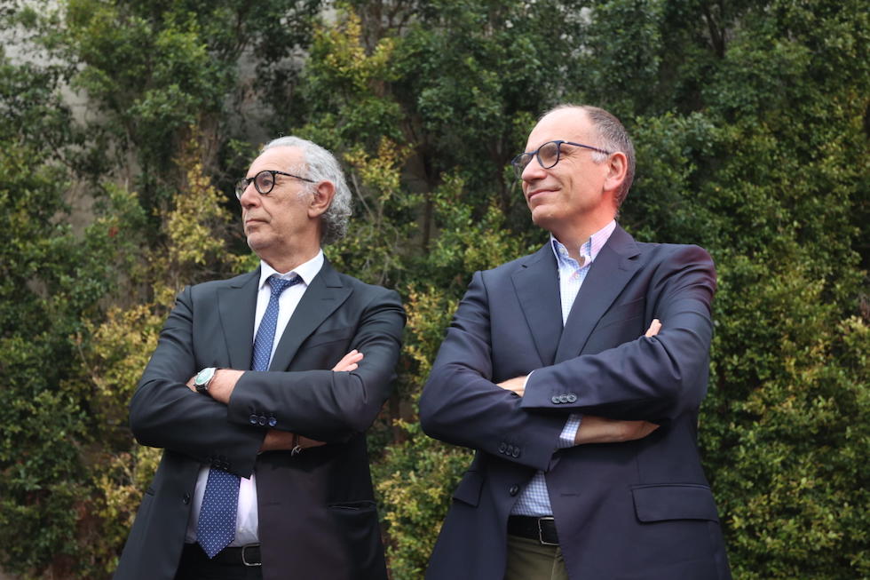Il segretario del PD Enrico Letta insieme a Franco Miceli (ANSA / IGOR PETYX)