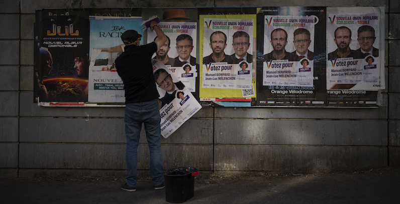 Manifesti elettorali a Marsiglia, 9 giugno 2022 (AP Photo/Daniel Cole)
