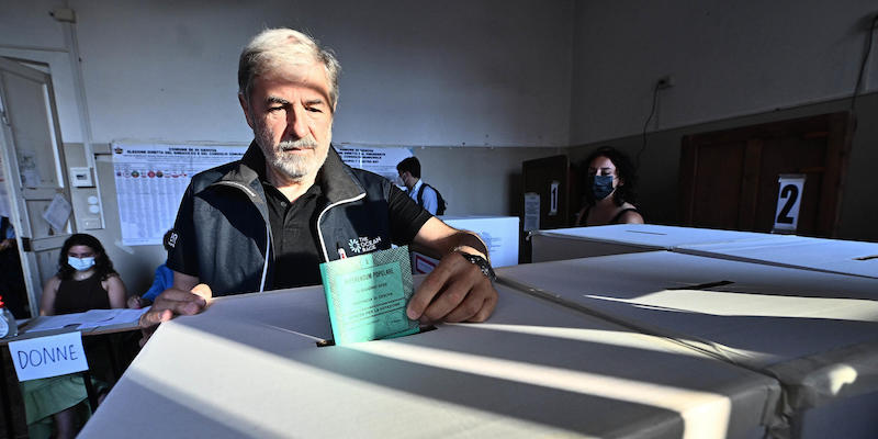 Il sindaco di Genova Marco Bucci al seggio elettorale di via Fieschi (ANSA)