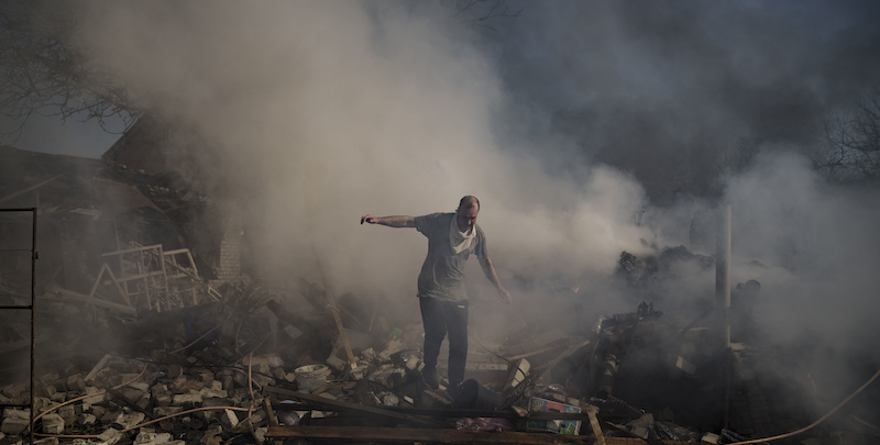 Un uomo cammina tra le rovine di un palazzo bombardato dai russi, a Kharkiv (AP Photo/Felipe Dana)