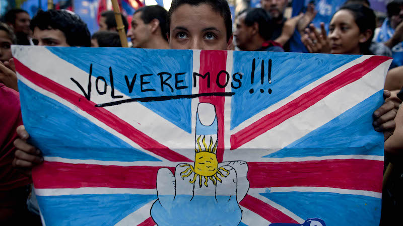 Una manifestazione a Buenos Aires nel 2012: sul cartello, oltre al dito medio, c'è scritto: "Torneremo" (AP Photo/Natacha Pisarenko)