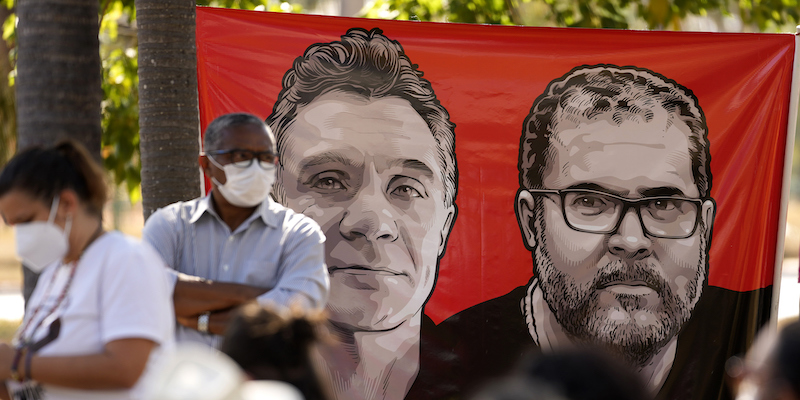 Un poster con i volti del giornalista Dom Phillips e dell'esperto di popoli indigeni Bruno Pereira, scomparsi (AP Photo/Eraldo Peres)