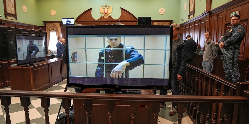 Il principale oppositore di Putin, Alexei Navalny, in un video trasmesso in un tribunale di Mosca dalla prigione in cui si trovava in quel momento, il 24 maggio del 2022 (AP Photo/Alexander Zemlianichenko)
