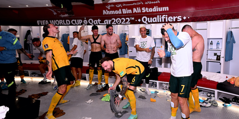 I giocatori australiani festeggiano negli spogliatoi la qualificazione ai Mondiali in Qatar (Joe Allison/Getty Images)