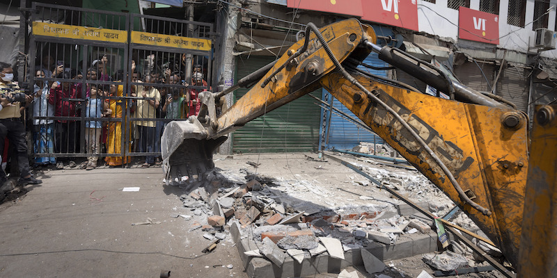 Un bulldozer demolisce un edificio di proprietà di persone musulmane dopo alcune proteste nel distretto di Jahangirpuri, New Delhi, lo scorso 20 aprile (AP Photo/ Altaf Qadri)