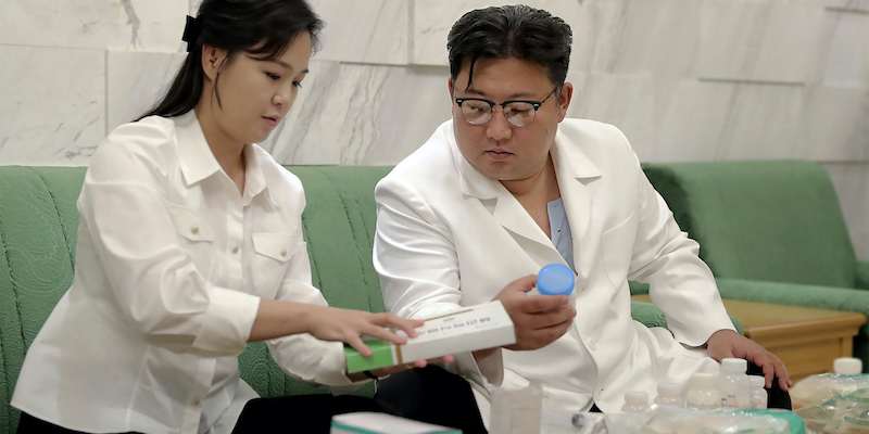 Il dittatore Kim Jong-un e la moglie Ri Sol-ju preparano le medicine da donare ai malati (Korean Central News Agency/Korea News Service via AP)