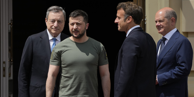 Mario Draghi, Emmanuel Macron e Olaf Scholz insieme al presidente ucraino Volodymyr Zelensky (AP Photo/Natacha Pisarenko)