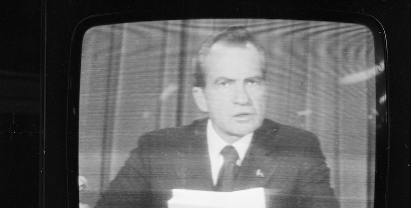 Il presidente degli Stati Uniti Richard Nixon durante il discorso televisivo con cui annunciò le sue dimissioni nel 1974, in seguito allo scandalo del Watergate. (Pierre Manevy/Express/Getty Images)