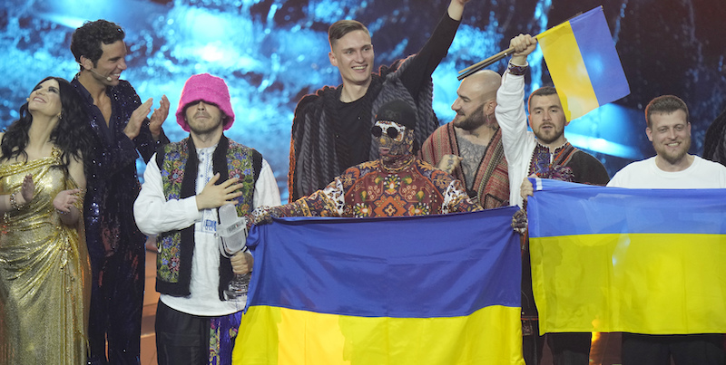 I Kalush Orchestra dopo la vittoria dell'ultima edizione dell'Eurovision Song Contest (AP Photo/Luca Bruno)