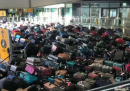 L'enorme accumulo di bagagli all'aeroporto di Heathrow