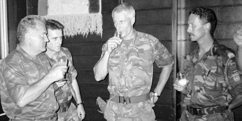 Il comandante dell'esercito serbo-bosniaco Ratko Mladić, a sinistra, con il comandante dei soldati olandesi dell'ONU, Thom Karremans (AP Photo, File)
