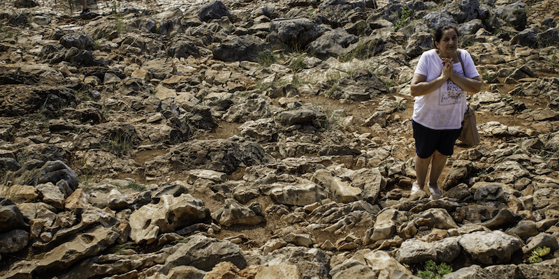 Una pellegrina sulla collina delle apparizioni a Medjugorje (Photo by Damir Sagolj/Getty Images)