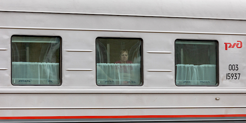 Una passeggera di un treno da Kaliningrad guarda fuori dal finestrino (Paulius Peleckis/Getty Images)
