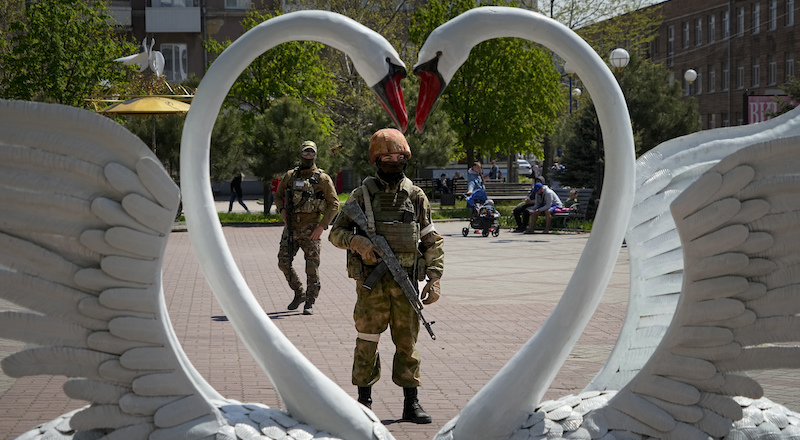 Soldati russi a Berdyansk ad aprile (AP Photo)
