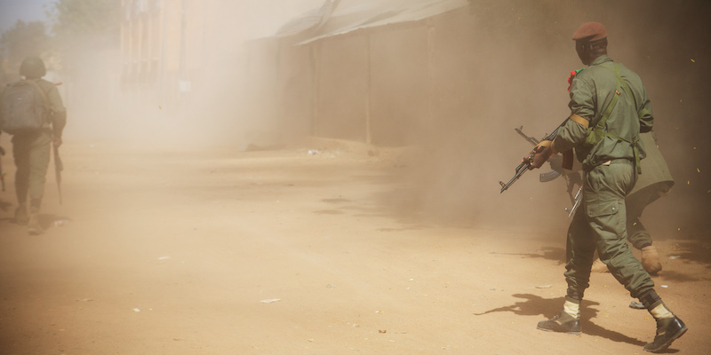 Un soldato maliano durante alcuni scontri con gruppi radicali islamisti, nel 2013 (AP Photo)