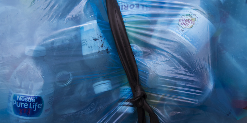 Bottiglie di plastica in un sacchetto di plastica (AP Photo/Mary Altaffer)