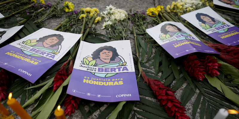 Alcuni volantini con disegnato il volto dell'attivista Berta Cáceres nel corso di una protesta durante il processo a Roberto David Castillo, in Honduras, a luglio del 2021 (AP Photo/Elmer Martinez)