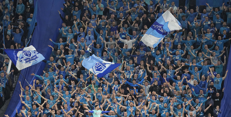 Tifosi dello Zenit San Pietroburgo durante una partita di Champions League contro il Chelsea, lo scorso dicembre. (AP Photo/Dmitry Lovetsky)