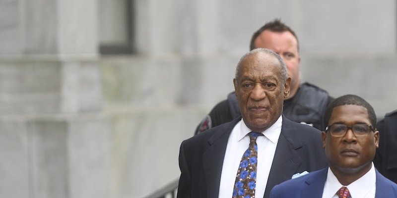 Bill Cosby esce da un tribunale dopo l'udienza di un processo, nel 2018, insieme al suo portavoce Andrew Wyatt (Photo by Mark Makela/Getty Images)