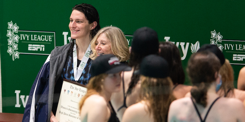 Lia Thomas sul podio dei campionati di nuoto della Ivy League (Kathryn Riley/Getty Images)