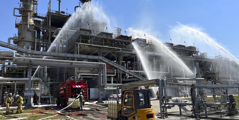 Il video della raffineria russa bombardata con un drone