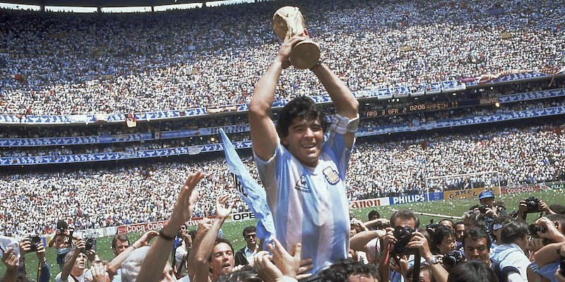 Maradona con la Coppa del Mondo del 1986 (AP Photo/Carlo Fumagalli, File)