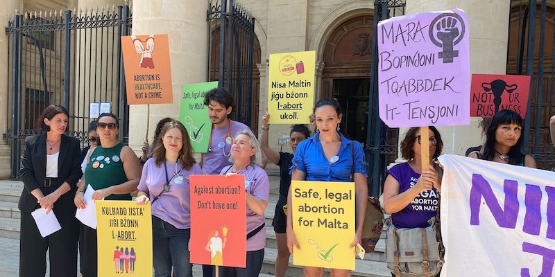 Un gruppo di attiviste manifesta per il diritto all'aborto davanti a un tribunale della Valletta (AP Photo/ Kevin Schembri Orland)